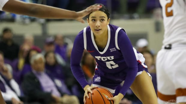 Tara Manumaleuga looks to pass against Texas.